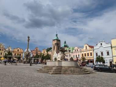 Havlickuv Brod, Çek Cumhuriyeti - 11 Temmuz 2022: Çek Cumhuriyeti 'nin Vysocina bölgesinde çeşmeli tarihi Havlickuv Brod şehir meydanı