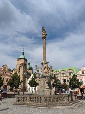 Havlickuv Brod, Çek Cumhuriyeti - 11 Temmuz 2022: Çek Cumhuriyeti 'nin Vysocina bölgesinde çeşmeli tarihi Havlickuv Brod şehir meydanı