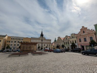Havlickuv Brod, Çek Cumhuriyeti - 11 Temmuz 2022: Çek Cumhuriyeti 'nin Vysocina bölgesinde çeşmeli tarihi Havlickuv Brod şehir meydanı