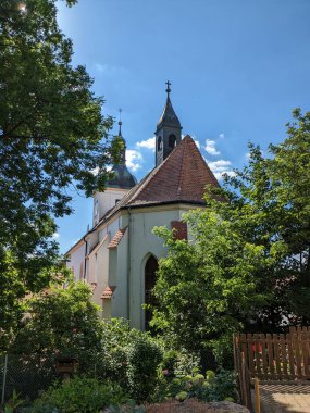 Bilina, Çek Cumhuriyeti-9 Temmuz 2023: Çeşmeler ve kaldırım taşı meydanı, kiliseler ve eski kasabanın üzerindeki şatosu ile Bilina tarihi kent merkezi