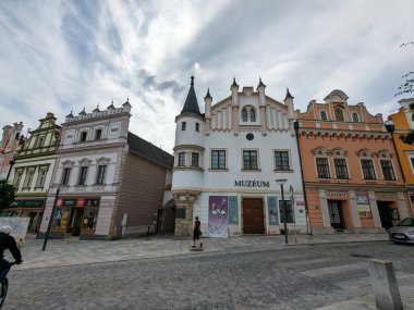 Havlickuv Brod, Çek Cumhuriyeti - 11 Temmuz 2022: Çek Cumhuriyeti 'nin Vysocina bölgesinde çeşmeli tarihi Havlickuv Brod şehir meydanı