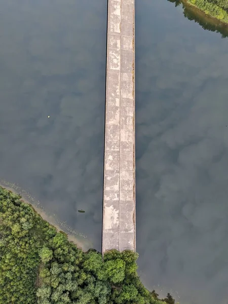 Заброшенные Незаконченные Автодорожные Мосты Заканчивающиеся Посередине Плавучей Дамбы Чехия Панорама — стоковое фото
