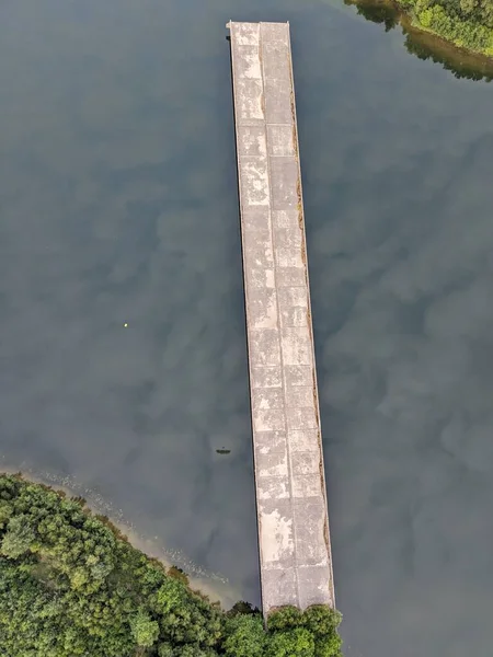 Pontes Rodoviárias Abandonadas Inacabadas Que Terminam Meio Uma Barragem Floreada — Fotografia de Stock