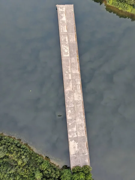 Verlaten Onafgewerkte Snelwegbruggen Eindigend Het Midden Van Een Drijvende Dam — Stockfoto