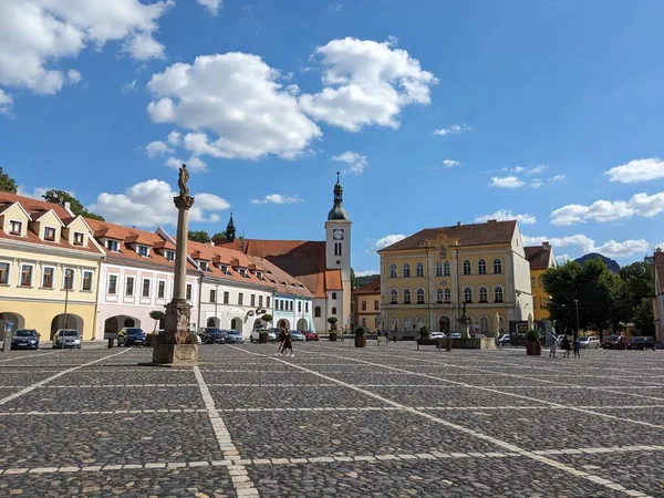 ビリーナ チェコ共和国 2023年7月9日 ビリーナ旧市街の上に噴水や石畳の広場 教会や城と歴史的な都市の中心部 — ストック写真