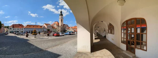 2023年7月9日 捷克共和国比里纳 比里纳历史市中心 古城上方有喷泉 鹅卵石广场 教堂和城堡 — 图库照片