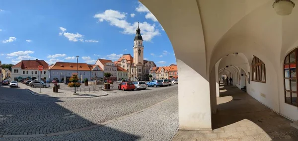 2023年7月9日 捷克共和国比里纳 比里纳历史市中心 古城上方有喷泉 鹅卵石广场 教堂和城堡 — 图库照片