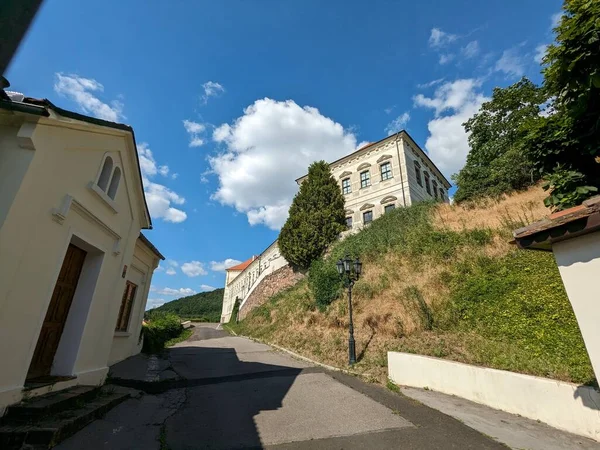 Bilina Çek Cumhuriyeti Temmuz 2023 Çeşmeler Kaldırım Taşı Meydanı Kiliseler — Stok fotoğraf