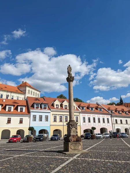 ビリーナ チェコ共和国 2023年7月9日 ビリーナ旧市街の上に噴水や石畳の広場 教会や城と歴史的な都市の中心部 — ストック写真