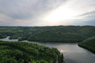 Slapy Reservoir, Çek Cumhuriyeti 'nin Slapy köyü yakınlarındaki Vltava nehrinde bir barajdır. Hidroeletrik elektrik santrali var. Panorama manzarası fotoğrafı.