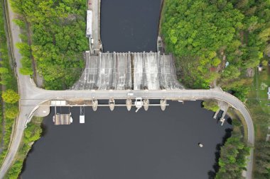 Slapy Reservoir, Çek Cumhuriyeti 'nin Slapy köyü yakınlarındaki Vltava nehrinde bir barajdır. Hidroeletrik elektrik santrali var. Panorama manzarası fotoğrafı.