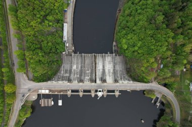 Slapy Reservoir, Çek Cumhuriyeti 'nin Slapy köyü yakınlarındaki Vltava nehrinde bir barajdır. Hidroeletrik elektrik santrali var. Panorama manzarası fotoğrafı.