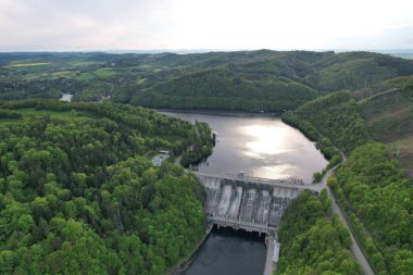 Slapy Reservoir, Çek Cumhuriyeti 'nin Slapy köyü yakınlarındaki Vltava nehrinde bir barajdır. Hidroeletrik elektrik santrali var. Panorama manzarası fotoğrafı.