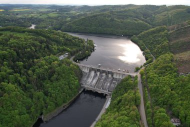 Slapy Reservoir, Çek Cumhuriyeti 'nin Slapy köyü yakınlarındaki Vltava nehrinde bir barajdır. Hidroeletrik elektrik santrali var. Panorama manzarası fotoğrafı.