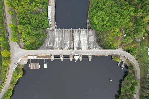 Slapy Reservoir, Çek Cumhuriyeti 'nin Slapy köyü yakınlarındaki Vltava nehrinde bir barajdır. Hidroeletrik elektrik santrali var. Panorama manzarası fotoğrafı.