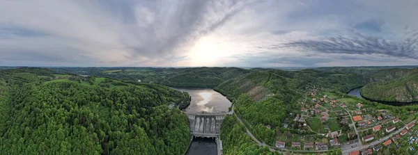 スレイピー貯水池はチェコ共和国のヴルタヴァ川のダムで スレイピー村の近くにあります 水深計発電所があります 空中パノラマ風景写真 — ストック写真