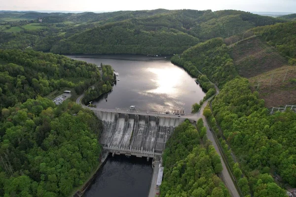 Slapy Reservoir, Çek Cumhuriyeti 'nin Slapy köyü yakınlarındaki Vltava nehrinde bir barajdır. Hidroeletrik elektrik santrali var. Panorama manzarası fotoğrafı.