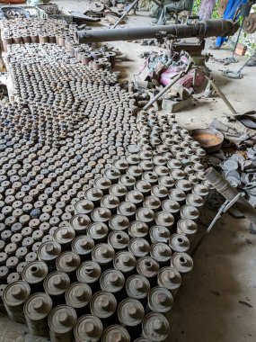 Patlamamış mayınlar ve misket bombaları savaştan sonra Kamboçya 'nın dört bir yanında toplandı, şimdi Siem Reap Kamboçya' daki Kara Mayınları Müzesi 'nde büyük miktarda cephane hala kırsalda duruyor.