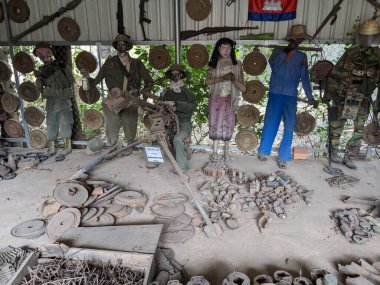 Patlamamış mayınlar ve misket bombaları savaştan sonra Kamboçya 'nın dört bir yanında toplandı, şimdi Siem Reap Kamboçya' daki Kara Mayınları Müzesi 'nde büyük miktarda cephane hala kırsalda duruyor.