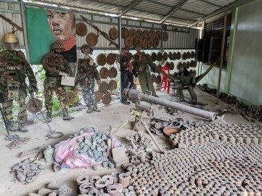 Patlamamış mayınlar ve misket bombaları savaştan sonra Kamboçya 'nın dört bir yanında toplandı, şimdi Siem Reap Kamboçya' daki Kara Mayınları Müzesi 'nde büyük miktarda cephane hala kırsalda duruyor.