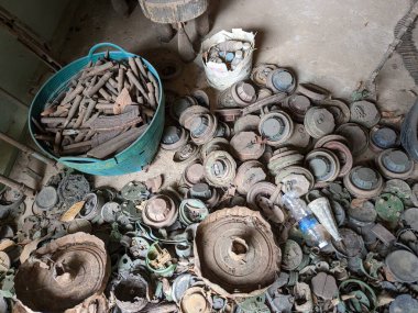 Patlamamış mayınlar ve misket bombaları savaştan sonra Kamboçya 'nın dört bir yanında toplandı, şimdi Siem Reap Kamboçya' daki Kara Mayınları Müzesi 'nde büyük miktarda cephane hala kırsalda duruyor.
