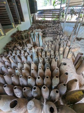 Patlamamış mayınlar ve misket bombaları savaştan sonra Kamboçya 'nın dört bir yanında toplandı, şimdi Siem Reap Kamboçya' daki Kara Mayınları Müzesi 'nde büyük miktarda cephane hala kırsalda duruyor.