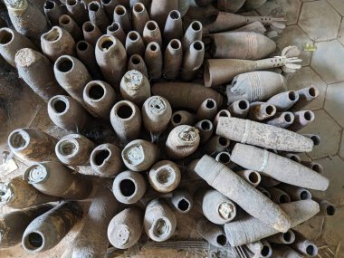 Patlamamış mayınlar ve misket bombaları savaştan sonra Kamboçya 'nın dört bir yanında toplandı, şimdi Siem Reap Kamboçya' daki Kara Mayınları Müzesi 'nde büyük miktarda cephane hala kırsalda duruyor.