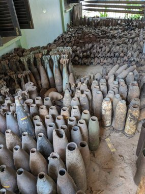 Patlamamış mayınlar ve misket bombaları savaştan sonra Kamboçya 'nın dört bir yanında toplandı, şimdi Siem Reap Kamboçya' daki Kara Mayınları Müzesi 'nde büyük miktarda cephane hala kırsalda duruyor.