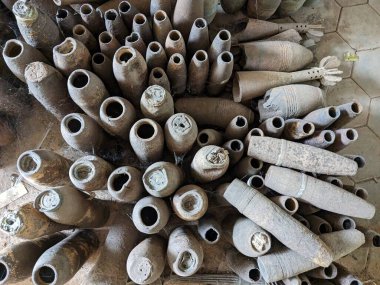 Patlamamış mayınlar ve misket bombaları savaştan sonra Kamboçya 'nın dört bir yanında toplandı, şimdi Siem Reap Kamboçya' daki Kara Mayınları Müzesi 'nde büyük miktarda cephane hala kırsalda duruyor.