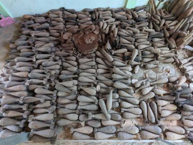 Patlamamış mayınlar ve misket bombaları savaştan sonra Kamboçya 'nın dört bir yanında toplandı, şimdi Siem Reap Kamboçya' daki Kara Mayınları Müzesi 'nde büyük miktarda cephane hala kırsalda duruyor.