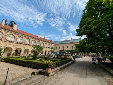 Castolovice, Çek Cumhuriyeti - 24 Ağustos 2023: Castolovice şatosu tarihi barok kalesi Castolovice binası ve gül bahçeleri, Bohemya, Çek-Zamek Castolovice, şato bahçeleri ve çevresindeki park