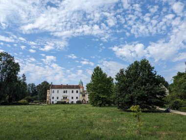 Castolovice şatosu ve güzel bahçeli kale parkı, Bohemya, Çek Cumhuriyeti, Avrupa