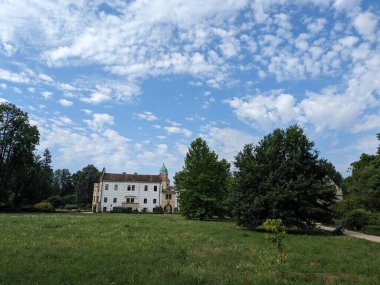 Castolovice şatosu ve güzel bahçeli kale parkı, Bohemya, Çek Cumhuriyeti, Avrupa