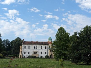 Castolovice şatosu ve güzel bahçeli kale parkı, Bohemya, Çek Cumhuriyeti, Avrupa