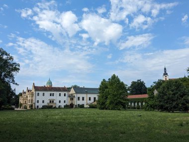Castolovice şatosu ve güzel bahçeli kale parkı, Bohemya, Çek Cumhuriyeti, Avrupa