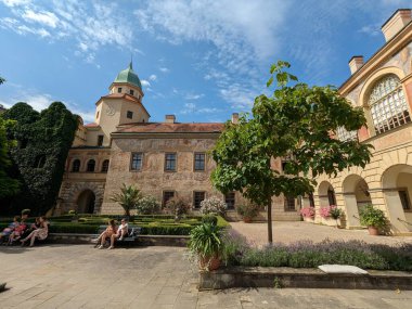 Castolovice şatosu ve güzel bahçeli kale parkı, Bohemya, Çek Cumhuriyeti, Avrupa