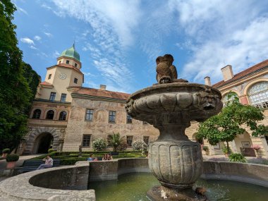 Castolovice şatosu ve güzel bahçeli kale parkı, Bohemya, Çek Cumhuriyeti, Avrupa