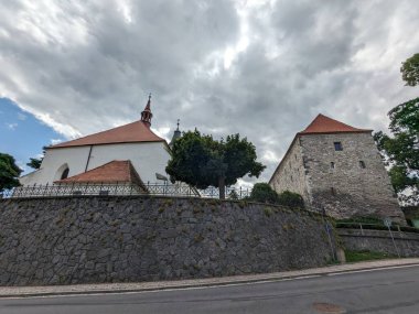 Volyne, Çek Cumhuriyeti-18 Temmuz 2023: Volyne tarihi şehir merkezi, Volyne kale ve kilise çan kulesi manzaralı, Çek Cumhuriyeti, Avrupa