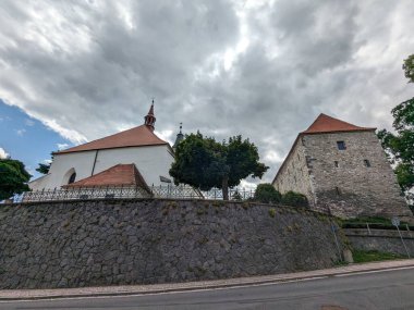 Volyne, Çek Cumhuriyeti-18 Temmuz 2023: Volyne tarihi şehir merkezi, Volyne kale ve kilise çan kulesi manzaralı, Çek Cumhuriyeti, Avrupa