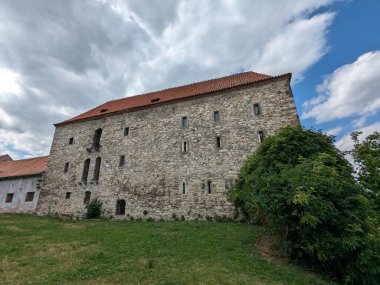 Volyne, Çek Cumhuriyeti-18 Temmuz 2023: Volyne tarihi şehir merkezi, Volyne kale ve kilise çan kulesi manzaralı, Çek Cumhuriyeti, Avrupa