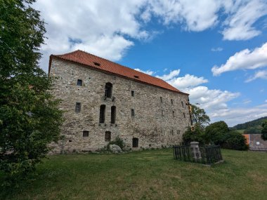 Volyne, Çek Cumhuriyeti-18 Temmuz 2023: Volyne tarihi şehir merkezi, Volyne kale ve kilise çan kulesi manzaralı, Çek Cumhuriyeti, Avrupa