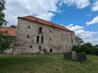 Volyne, Çek Cumhuriyeti-18 Temmuz 2023: Volyne tarihi şehir merkezi, Volyne kale ve kilise çan kulesi manzaralı, Çek Cumhuriyeti, Avrupa
