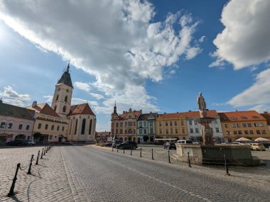 Vodnany, Çek Cumhuriyeti-18 Temmuz 2023: Vodnany Katedrali tarihi şehir merkezi ve eski kasaba meydanı manzarası, Çek Cumhuriyeti, Avrupa