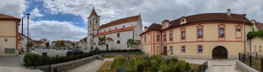 Horazdovice, Çek Cumhuriyeti-24 Temmuz 2023: Horazdovice şehir merkezi, belediye binası, panorama manzarası ve tarihi evler, Sumava bölgesi, Çek Cumhuriyeti manzara manzarası, eski kasaba meydanı 