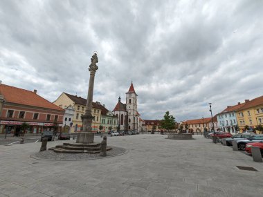 Horazdovice, Çek Cumhuriyeti-24 Temmuz 2023: Horazdovice şehir merkezi, belediye binası, panorama manzarası ve tarihi evler, Sumava bölgesi, Çek Cumhuriyeti manzara manzarası, eski kasaba meydanı 