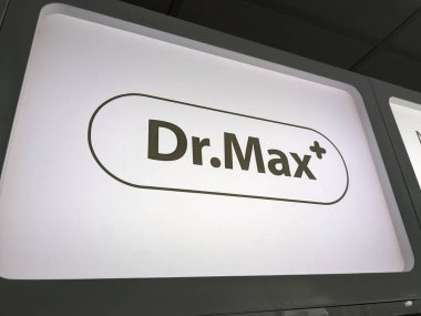 PRAG, CZECH REPUBLIC - 29 Temmuz 2023: Dr. Max eczane zinciri, Doktor Max lekarna Jinonice, Prag, Çek Cumhuriyeti 'ndeki eski Waltrovka fabrikası gayrimenkullerinde