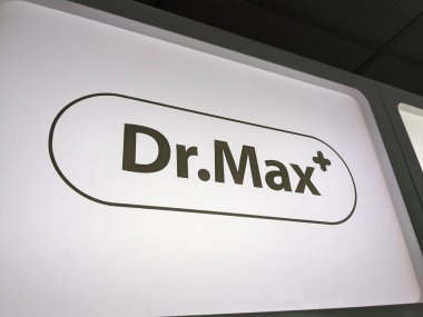 PRAG, CZECH REPUBLIC - 29 Temmuz 2023: Dr. Max eczane zinciri, Doktor Max lekarna Jinonice, Prag, Çek Cumhuriyeti 'ndeki eski Waltrovka fabrikası gayrimenkullerinde