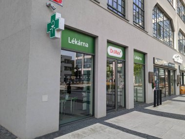 PRAG, CZECH REPUBLIC - 29 Temmuz 2023: Dr. Max eczane zinciri, Doktor Max lekarna Jinonice, Prag, Çek Cumhuriyeti 'ndeki eski Waltrovka fabrikası gayrimenkullerinde
