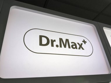 PRAG, CZECH REPUBLIC - 29 Temmuz 2023: Dr. Max eczane zinciri, Doktor Max lekarna Jinonice, Prag, Çek Cumhuriyeti 'ndeki eski Waltrovka fabrikası gayrimenkullerinde