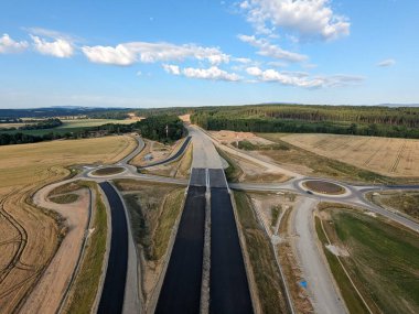 Yeni otoyolun inşası, köprüler ve modern altyapıyla hızlı yol inşaatı, Çek Cumhuriyeti-Avrupa otoyolu Ceske Budejovice hava manzarası manzara mühendisliği